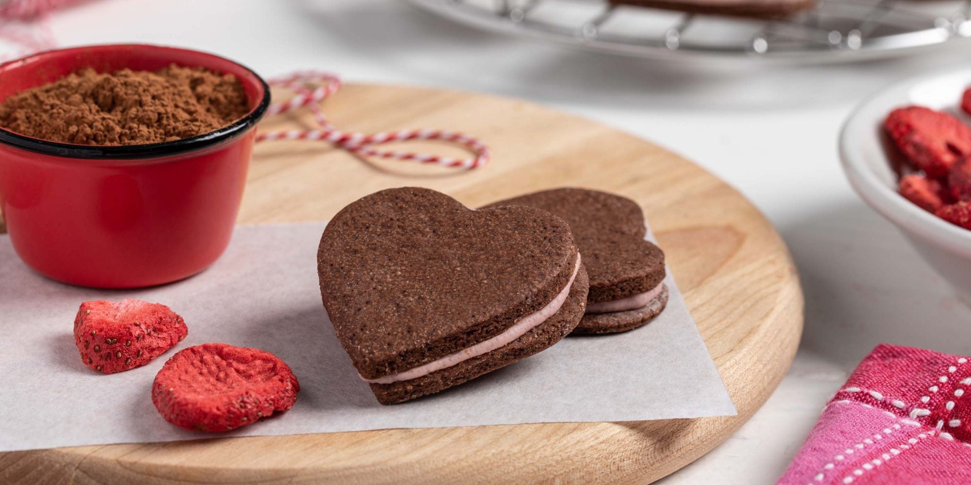 心形巧克力草莓三明治饼干