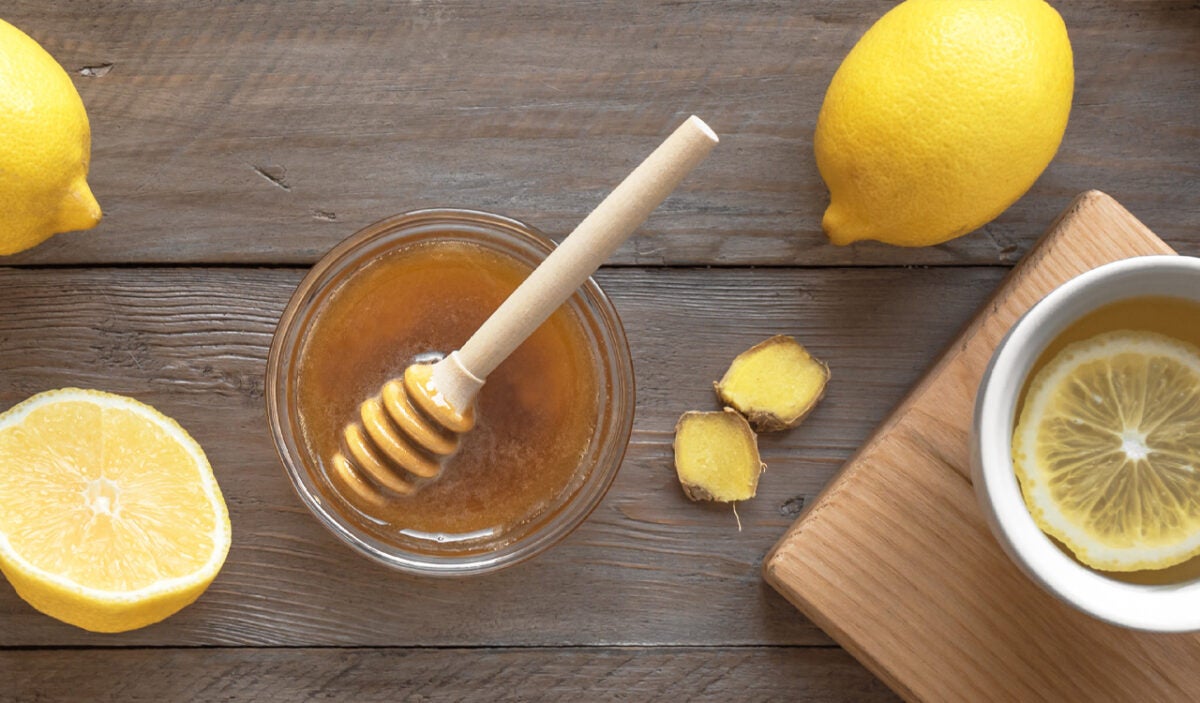 加蜂蜜、柠檬和姜的热茶。